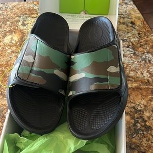 Oofos men’s slides men’s 11 women’s 13